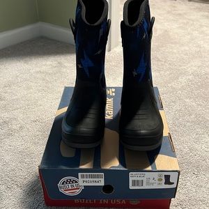 Boys size 2 Kamik snow boots -practically brand new.